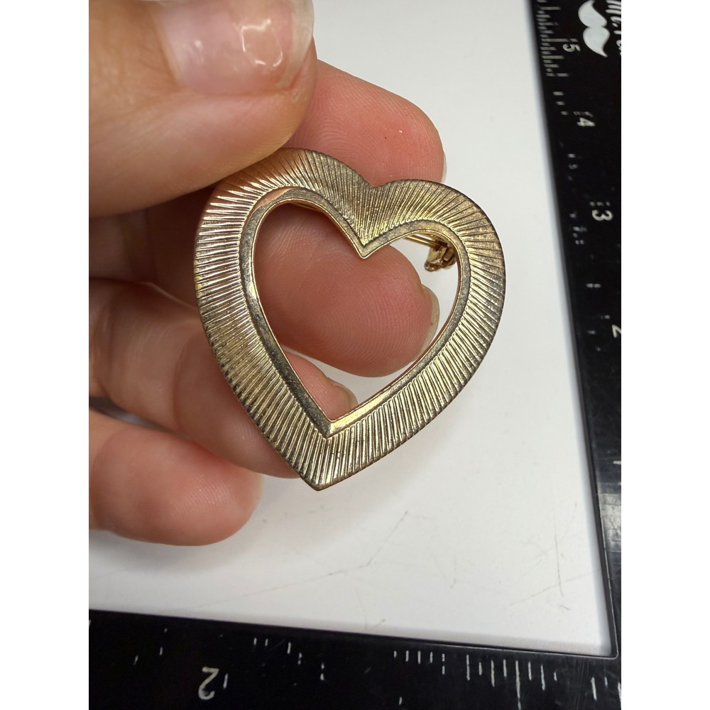Vintage Gold Tone Open Heart Brooch Ribbed Sunburst Textured Pin Accessory